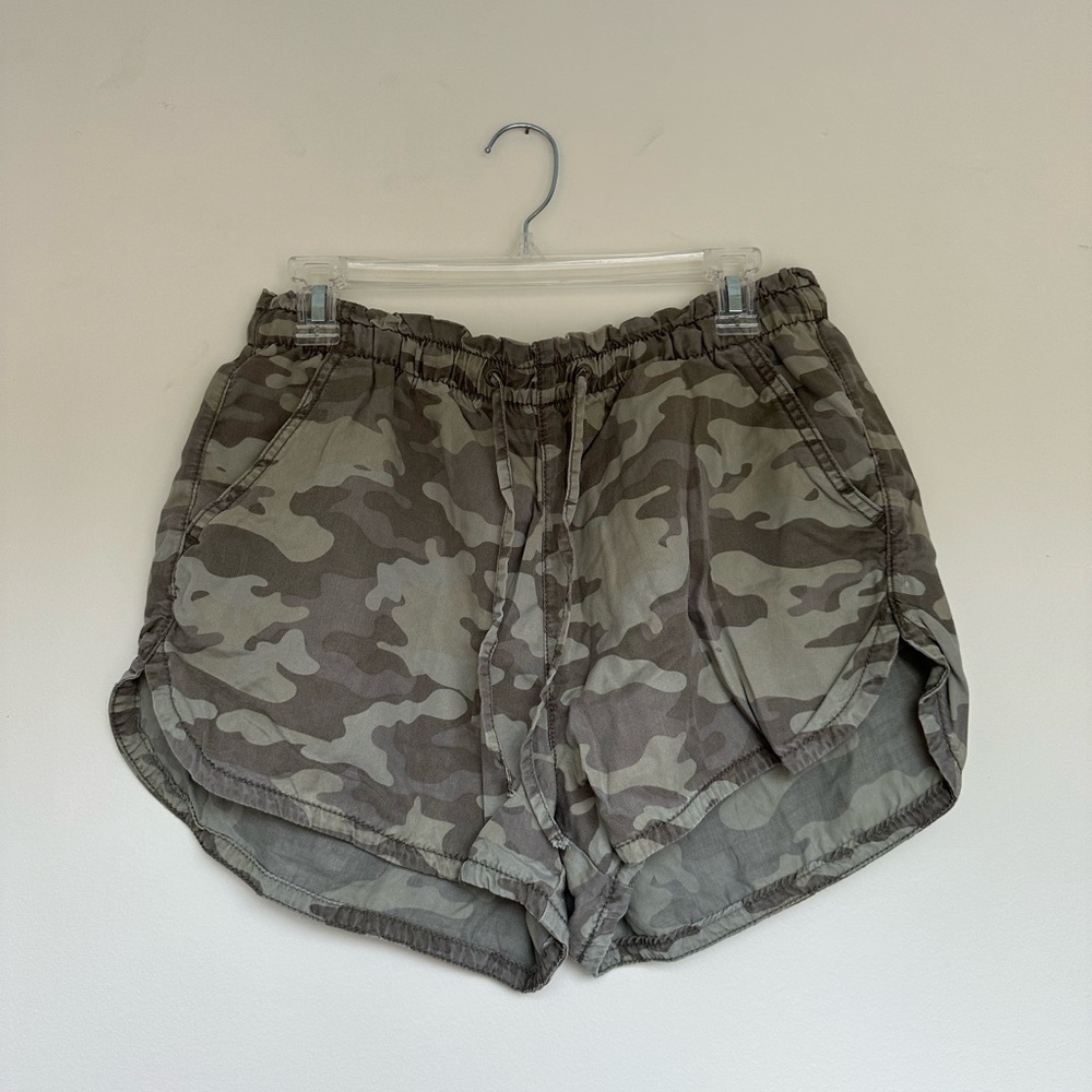 American Eagle Camo Shorts Large